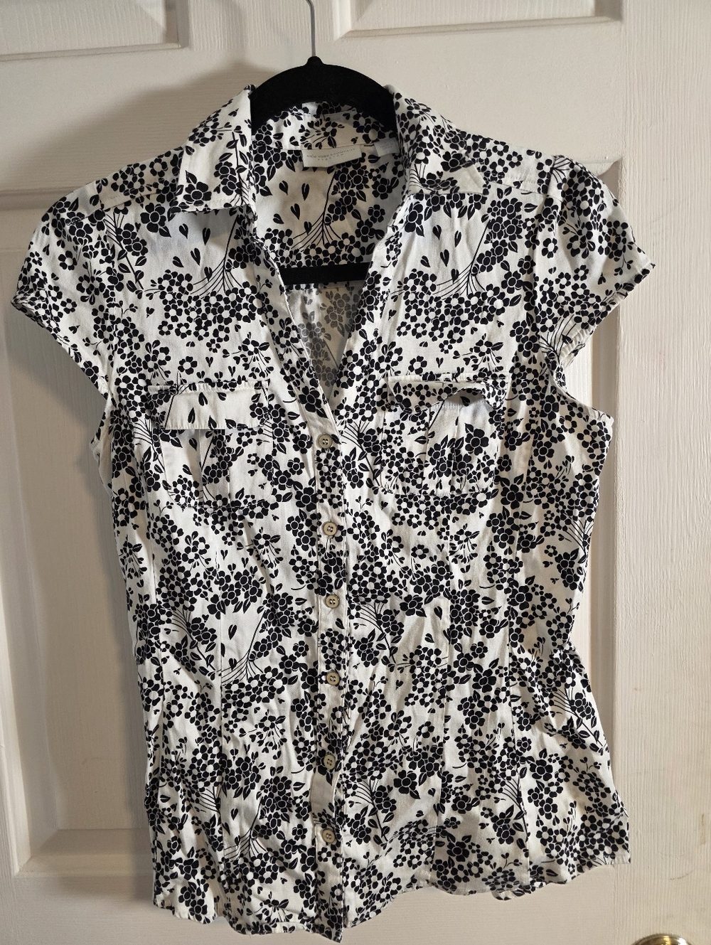 New York & Company Black and White Floral Button-Down Blouse Size Small